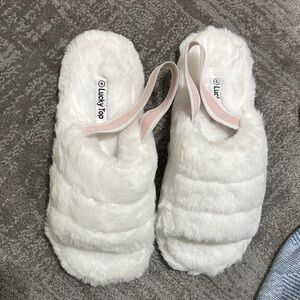 Lucky Brand White Faux Fur Slide Slippers with Pale Pink Strap